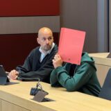 Der angeklagte Schüler (21) im Mordfall Rita aus Recklinghausen kurz vor Prozessbeginn am 7. Juli vor dem Bochumer Schwurgericht. Links neben ihm: Verteidiger Björn Rüthers.