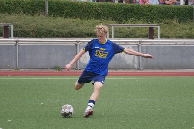 Ein Spieler der JSG Herbern/Ascheberg schießt den Fußball.