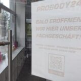 Dass man „bald“ eröffne, kündigt „Probody24“ an der Bahnhofstraße seit mindestens zwei Jahren an. Inzwischen sind selbst diese Aushänge ausgeblichen.