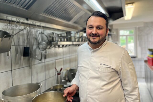 Der Küchenchef Suvad Memovic steht in der Küche des Haus Hölter in Castrop-Rauxel.