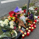 Bildmontage: Links: Niedergelegte Blumen und Kerzen. Rechts: Stefanie Hofmeister.