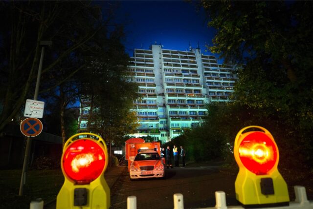 Feuerwehrautos und Absperrgitter vor dem Hannibal am 21. September 2017.