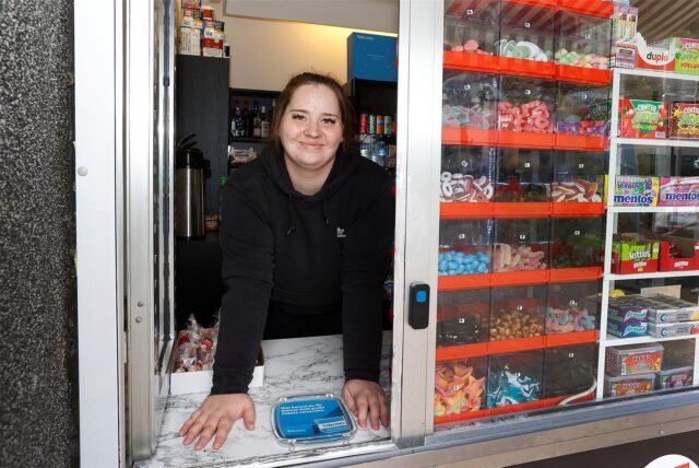 Natalie Meier in ihrem Kiosk an der Bahnhofstraße in Kamen. Die 32-Jährige aus Unna bedient die Kunden aus dem Fenster heraus.
