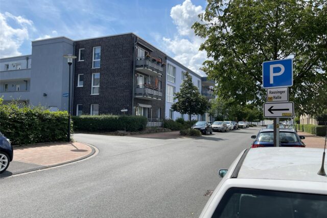 Verkehrshinweis Rausinger Halle mit Parkplatzverweis.
