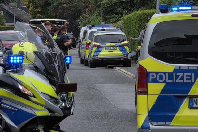 Mehrere Streifenwagen und ein Polizeimotorrad an der Einsatzstelle.