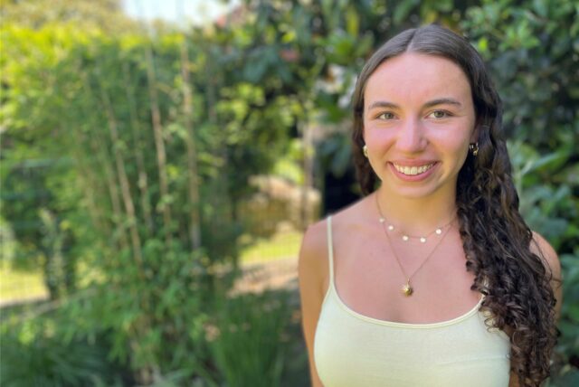 Die Abiturientin Lara Vennemeyer steht im Garten des Hauses ihre Eltern. Lara hat ein Abi von 0,8 gemacht.