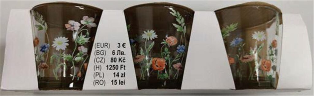 Drei Trinkgläser mit Blumenmuster in einer Verpackung. Drei Trinkgläser mit Blumenmuster in einer Verpackung.