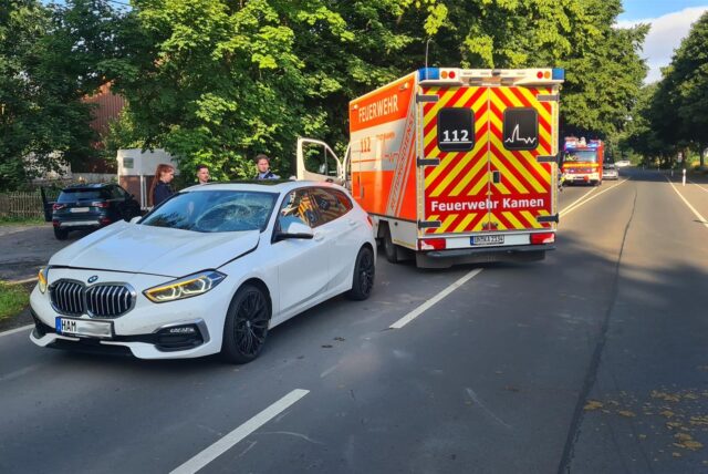 Die Motorhaube eines BMW ist nach einem Unfall eingedrückt, die Scheibe geplatzt.