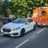 Die Motorhaube eines BMW ist nach einem Unfall eingedrückt, die Scheibe geplatzt.