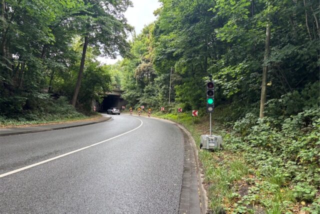 Blick auf die Eisenbahnunterführung auf der Schützenstraße in Schwerte: Eine Ampel regelt den Durchfluss. Warnbaken sperren den rechten Fahrstreifen.