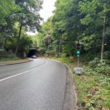 Blick auf die Eisenbahnunterführung auf der Schützenstraße in Schwerte: Eine Ampel regelt den Durchfluss. Warnbaken sperren den rechten Fahrstreifen.
