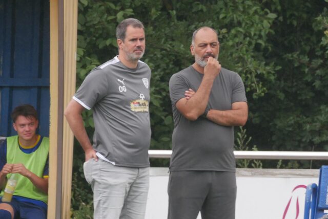 Trainer Recep Alkan am Spielfeldrand in Herbern.
