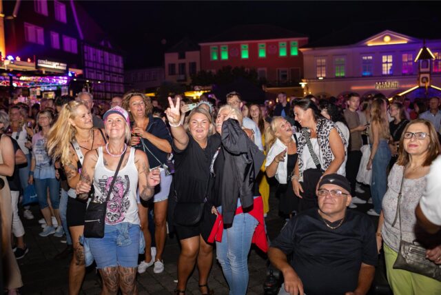 Hunderte Menschen stehen auf dem Martkplatz in Unna und feiern beim Stadtfest 2024