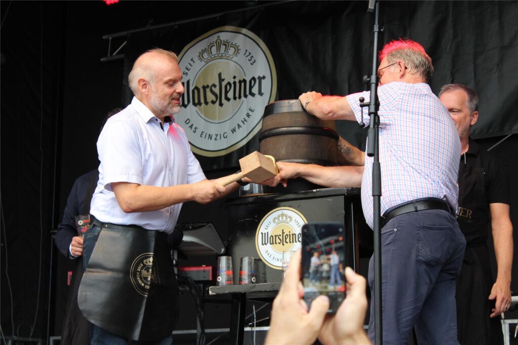 Unnas Bürgermeister Dirk Wigant sticht das Fass beim Stadtfest Unna 2024 an Unnas Bürgermeister Dirk Wigant sticht das Fass beim Stadtfest Unna 2024 an