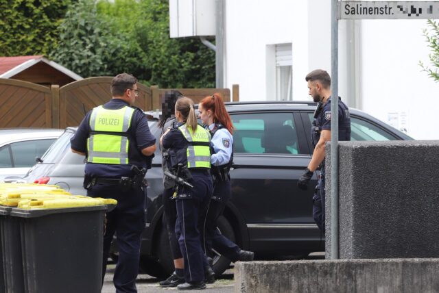 Polizeifahrzeuge und ein Rettungswagen an der Einsatzstelle.