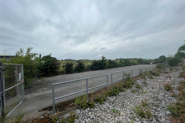 Die bislang genutzte Stellfläche an der Rausinger Straße ist jetzt für ein Regenbecken verplant.