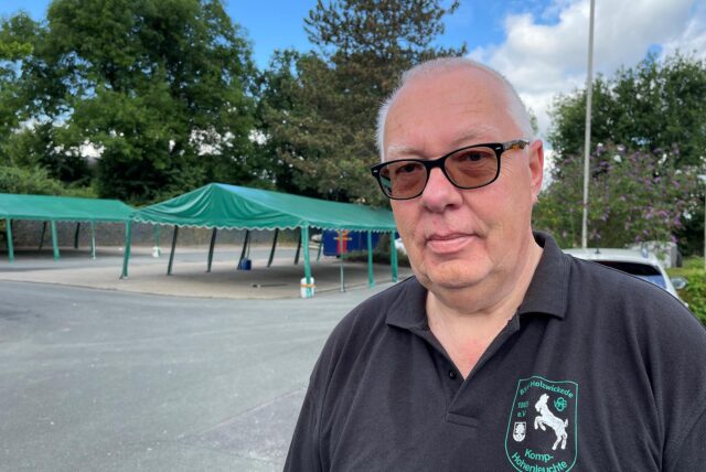 Der 1. Vorsitzende des Bürgerschützenvereins (BSV), Frank Weber, vor der Rausinger Halle.
