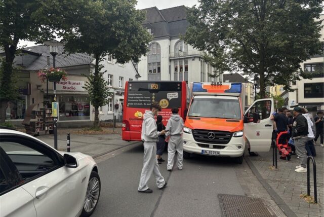 Blick auf die Straßen am Postplatz in Schwerte: Ein Bus und ein Rettungswagen waren seitlich kollidiert.