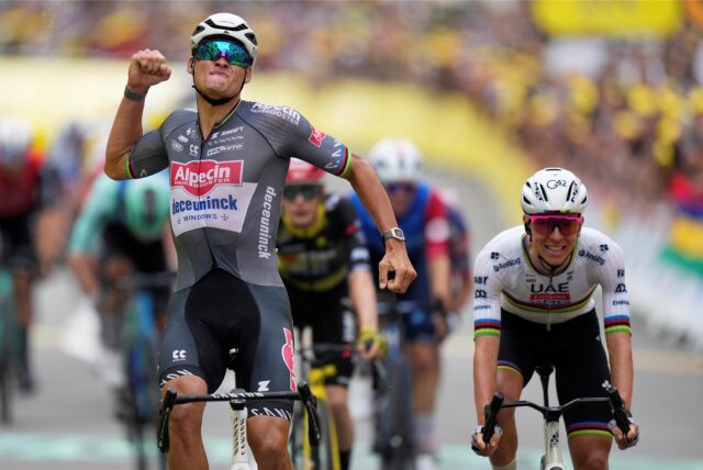 Tour de France 2025: Der Niederländer Mathieu van der Poel (l.) feiert den Etappensieg vor dem Slowenen Tadej Pogacar.