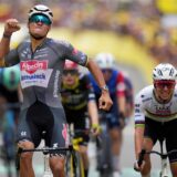 Tour de France 2025: Der Niederländer Mathieu van der Poel (l.) feiert den Etappensieg vor dem Slowenen Tadej Pogacar.