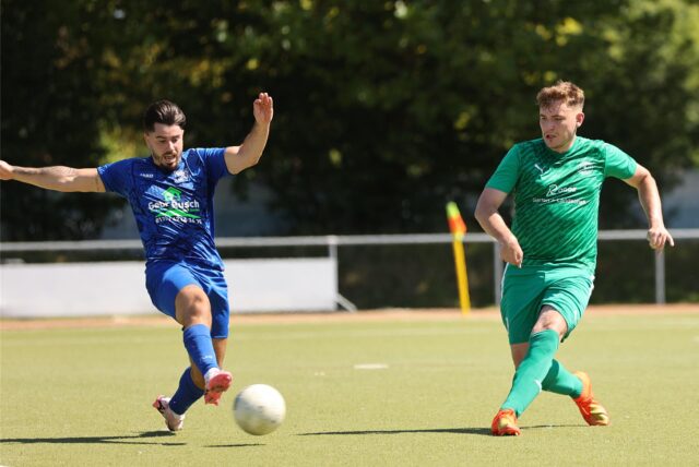 Fußballspieler von Westfalia Wethmar II und SuS Rünthe auf dem Platz.