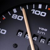 Der Zeiger des Tachometers eines Auto zeigt fast 90 Stundenkilometer, in der Mitte die Anzeige mit dem Kilometerstand.