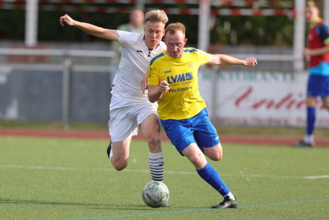 Patrick Sobbe vom SV Herbern im Zweikampf.