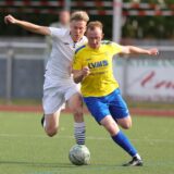Patrick Sobbe vom SV Herbern im Zweikampf.