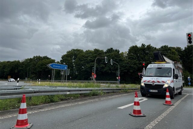 Mitarbeiter eines Fachunternehmens warten die Ampelanlage an der Kreuzung B1/Auffahrt zur A1 in Unna.