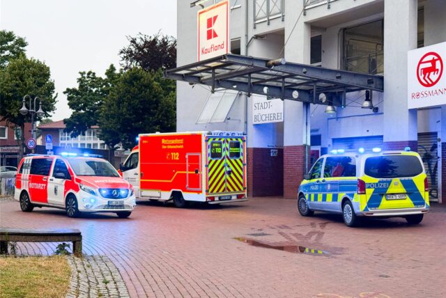 Rettungswagen und ein Polizeiauto stehen vor einem Gebäude in Oer-Erkenschwick