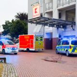 Rettungswagen und ein Polizeiauto stehen vor einem Gebäude in Oer-Erkenschwick
