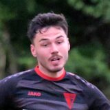Henry Poggenpohl spielt den Ball.