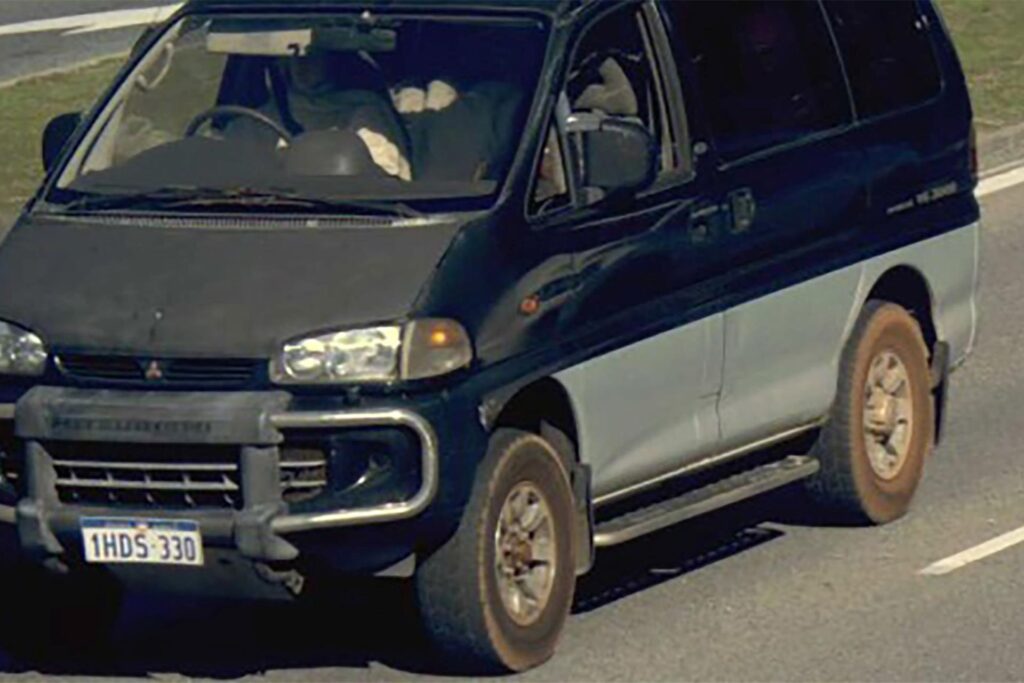 Die Behörden glauben, dass Carolina Wilga in einer schwarz-silbernen 1995er Mitsubishi Station Limousine unterwegs sein könnte. Die Behörden glauben, dass Carolina Wilga in einer schwarz-silbernen 1995er Mitsubishi Station Limousine unterwegs sein könnte.