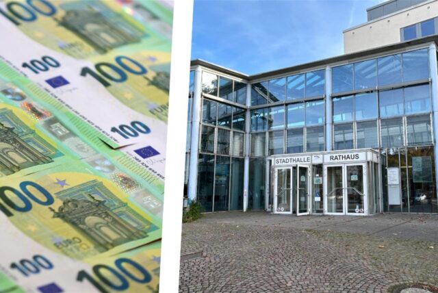 Links sind mehrere 100-Euro-Scheine zu erkennen, rechts der Eingang des Rathauses in Kamen.