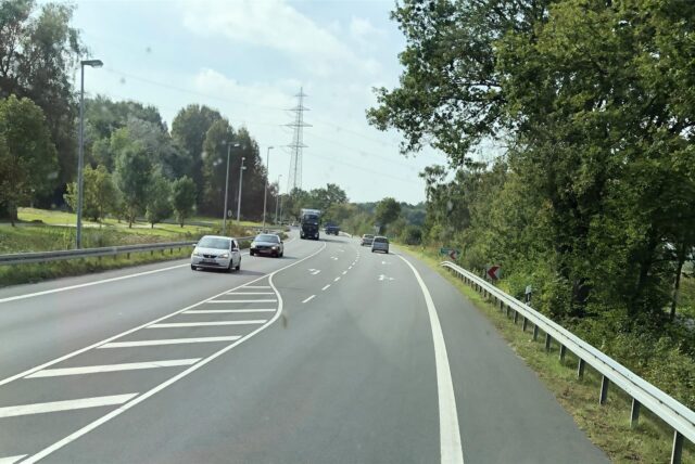 Der Westenhellweg in Bergkamen. Mehrere Autos und ein LKW fahren dort entlang.