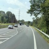 Der Westenhellweg in Bergkamen. Mehrere Autos und ein LKW fahren dort entlang.