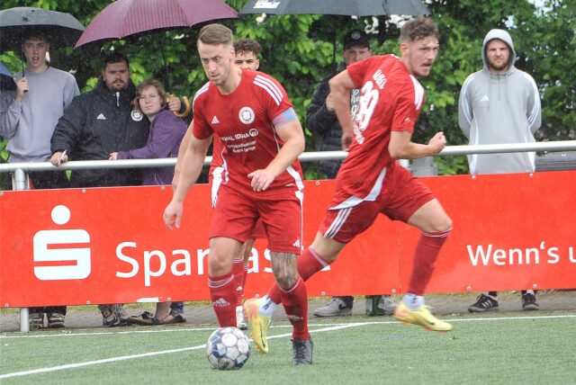 Hüser dribbelt mit dem Ball.