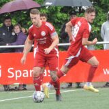 Hüser dribbelt mit dem Ball.