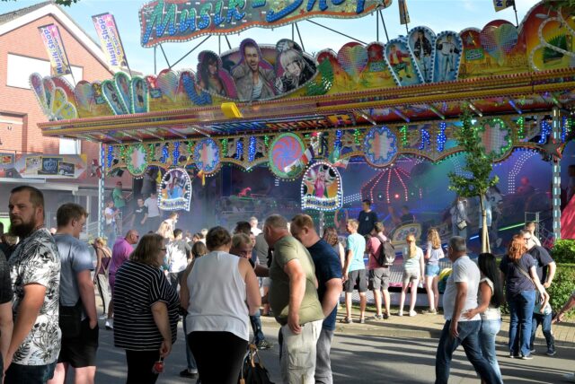 Besucher auf der Jacobi-Kirmes in Ascheberg