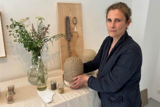 Künstlerin Jessica Maria Toliver aus Schwerte zeigt eine von ihr selbst angefertigte Urne.