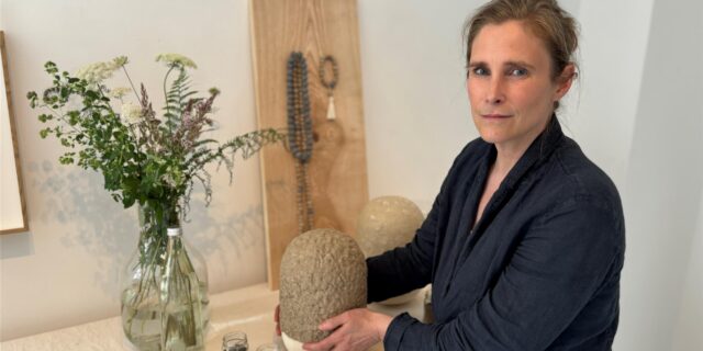 Künstlerin Jessica Maria Toliver aus Schwerte zeigt eine von ihr selbst angefertigte Urne.
