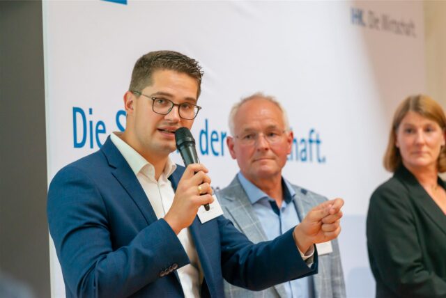 Dr. Christian Klicki (CDU, l.), Andreas Dahlke (GFL) und Martina Förster-Teutenberg (SPD) während der Podiumsdiskussion.