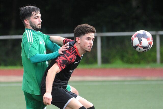 Kapusuz will den Ball abschirmen.
