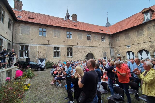 Begeisterte Mitsinger applaudieren den „Capeller Jungs“ beim Singen auf Schloss Westerwinkel.