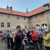 Begeisterte Mitsinger applaudieren den „Capeller Jungs“ beim Singen auf Schloss Westerwinkel.