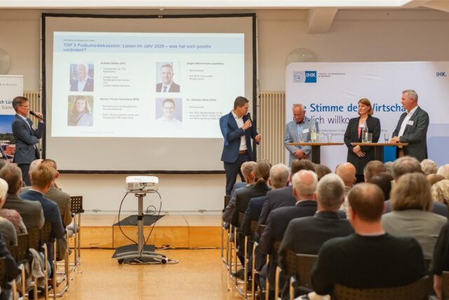 Das Bild zeigt von l.n.r.: IHK-Vizepräsident Dr. Ansgar Fendel, Dr. Christian Klicki, Andreas Dahlke, Martina Förster-Teutenberg und Lünens Bürgermeister Jürgen-Kleine-Frauns.