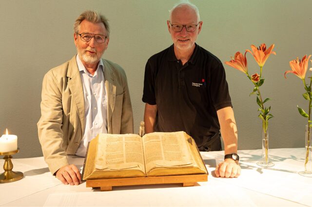 Pfarrer Volker Kuhlemann und Norbert Deka stehen in einer Kirche in Bergkamen.