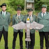 Mitglieder des Schützenvereins Schwerte-Ost tragen Uniform und präsentieren den Schützenvogel des Jahres 2024.