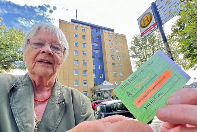 Jutta Thorwarth aus Unna zeigt ihr 10er-Ticket der VKU.