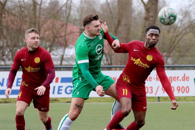 Zweikampf zwischen Spielern von der SG Massen und von den Dortmunder Löwen.